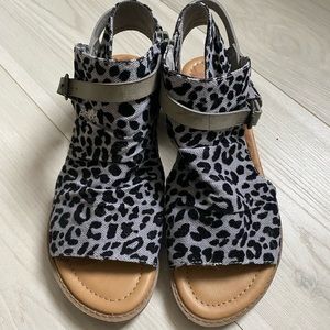 NWOT Blowfish Malibu Gray Leopard Print Sandal with zipper and strap size 6.5